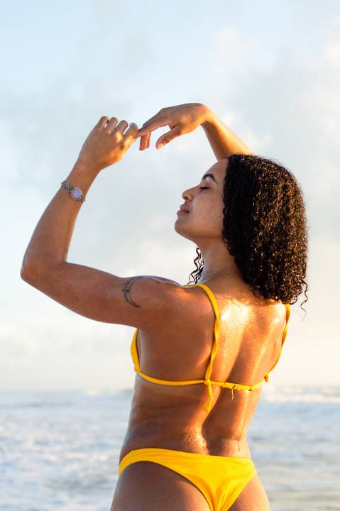 Fotografia feminina, ensaio praiano, ensaio feminino praia, ensaio nascer do sol, fotógrafo ilha de guriri es, fotógrafo em São Mateus ES, Shanti Amaral Fotografia.'