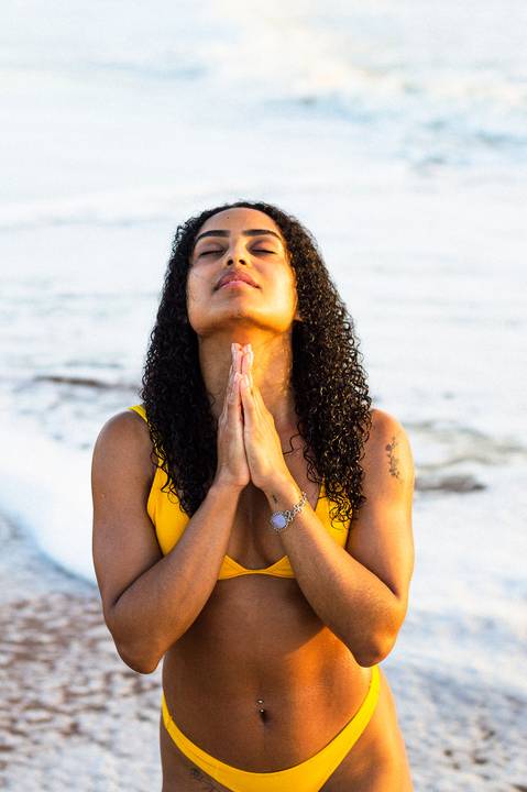 Fotografia feminina, ensaio praiano, ensaio feminino praia, ensaio nascer do sol, fotógrafo ilha de guriri es, fotógrafo em São Mateus ES, Shanti Amaral Fotografia.'