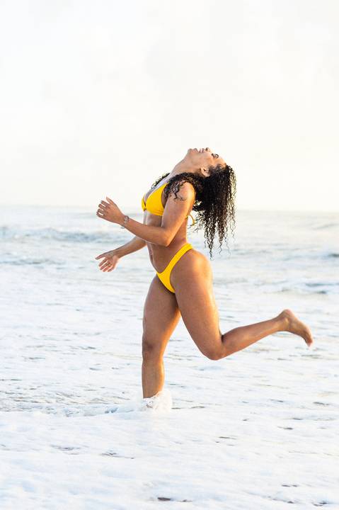 Fotografia feminina, ensaio praiano, ensaio feminino praia, ensaio nascer do sol, fotógrafo ilha de guriri es, fotógrafo em São Mateus ES, Shanti Amaral Fotografia.'