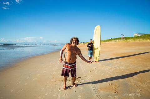 Fotografia de surf, ensaio praiano, surfando em guriri es, fotógrafo ilha de guriri es, fotógrafo em São Mateus ES, Shanti Amaral Fotografia.'
