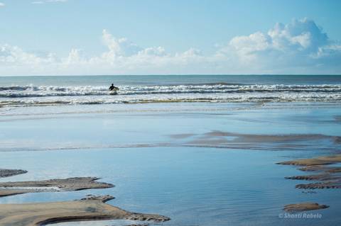 Fotografia de surf, ensaio praiano, surfando em guriri es, fotógrafo ilha de guriri es, fotógrafo em São Mateus ES, Shanti Amaral Fotografia.'