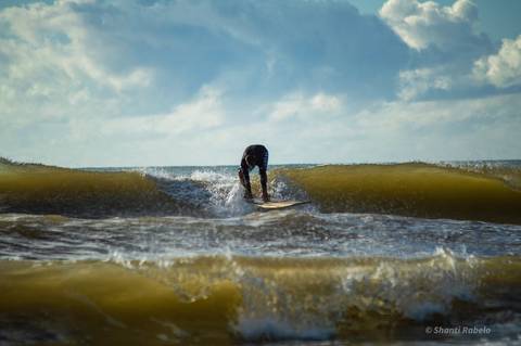 Fotografia de surf, ensaio praiano, surfando em guriri es, fotógrafo ilha de guriri es, fotógrafo em São Mateus ES, Shanti Amaral Fotografia.'