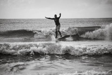 Fotografia de surf, ensaio praiano, surfando em guriri es, fotógrafo ilha de guriri es, fotógrafo em São Mateus ES, Shanti Amaral Fotografia.'