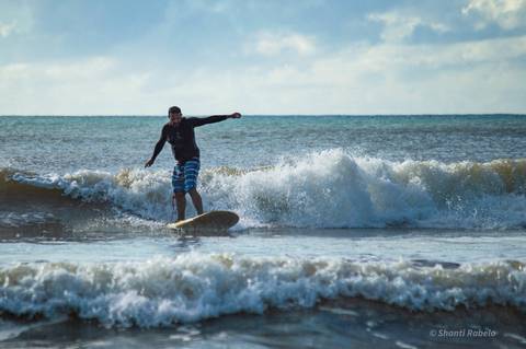 Fotografia de surf, ensaio praiano, surfando em guriri es, fotógrafo ilha de guriri es, fotógrafo em São Mateus ES, Shanti Amaral Fotografia.'