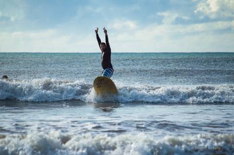 Fotografia de surf, ensaio praiano, surfando em guriri es, fotógrafo ilha de guriri es, fotógrafo em São Mateus ES, Shanti Amaral Fotografia.'