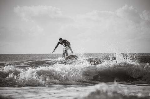 Fotografia de surf, ensaio praiano, surfando em guriri es, fotógrafo ilha de guriri es, fotógrafo em São Mateus ES, Shanti Amaral Fotografia.'
