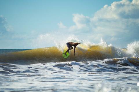 Fotografia de surf, ensaio praiano, surfando em guriri es, fotógrafo ilha de guriri es, fotógrafo em São Mateus ES, Shanti Amaral Fotografia.'