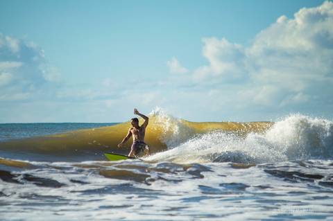 Fotografia de surf, ensaio praiano, surfando em guriri es, fotógrafo ilha de guriri es, fotógrafo em São Mateus ES, Shanti Amaral Fotografia.'
