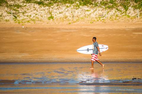 Fotografia de surf, ensaio praiano, surfando em guriri es, fotógrafo ilha de guriri es, fotógrafo em São Mateus ES, Shanti Amaral Fotografia.'