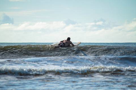Fotografia de surf, ensaio praiano, surfando em guriri es, fotógrafo ilha de guriri es, fotógrafo em São Mateus ES, Shanti Amaral Fotografia.'