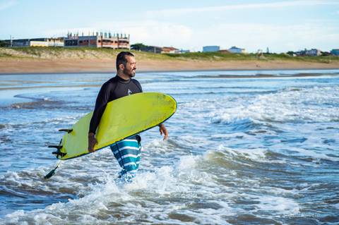 Fotografia de surf, ensaio praiano, surfando em guriri es, fotógrafo ilha de guriri es, fotógrafo em São Mateus ES, Shanti Amaral Fotografia.'