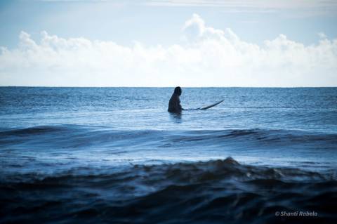 Fotografia de surf, ensaio praiano, surfando em guriri es, fotógrafo ilha de guriri es, fotógrafo em São Mateus ES, Shanti Amaral Fotografia.'