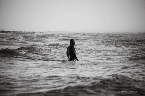 Fotografia de surf, ensaio praiano, surfando em guriri es, fotógrafo ilha de guriri es, fotógrafo em São Mateus ES, Shanti Amaral Fotografia.'