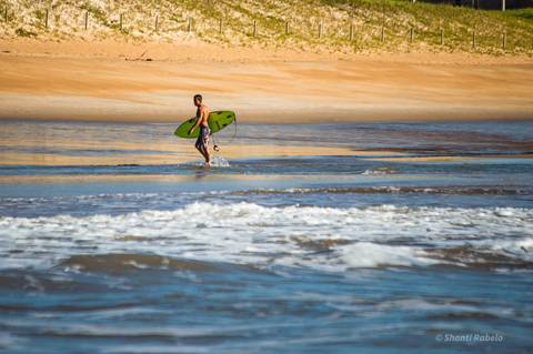 Fotografia de surf, ensaio praiano, surfando em guriri es, fotógrafo ilha de guriri es, fotógrafo em São Mateus ES, Shanti Amaral Fotografia.'