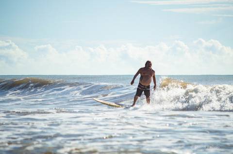Fotografia de surf, ensaio praiano, surfando em guriri es, fotógrafo ilha de guriri es, fotógrafo em São Mateus ES, Shanti Amaral Fotografia.'