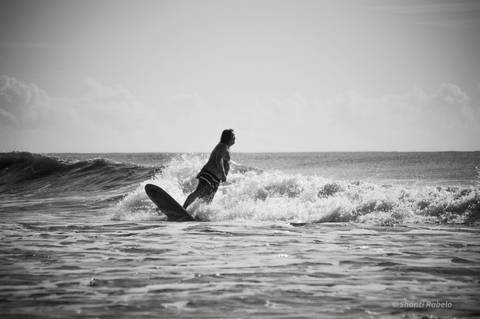 Fotografia de surf, ensaio praiano, surfando em guriri es, fotógrafo ilha de guriri es, fotógrafo em São Mateus ES, Shanti Amaral Fotografia.'