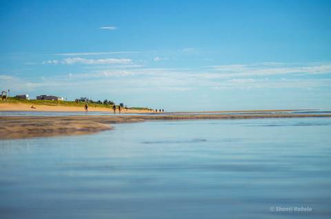 Fotografia de surf, ensaio praiano, surfando em guriri es, fotógrafo ilha de guriri es, fotógrafo em São Mateus ES, Shanti Amaral Fotografia.'