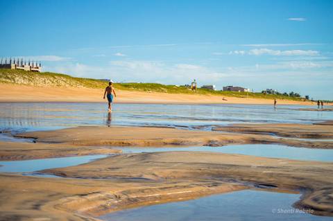 Fotografia de surf, ensaio praiano, surfando em guriri es, fotógrafo ilha de guriri es, fotógrafo em São Mateus ES, Shanti Amaral Fotografia.'
