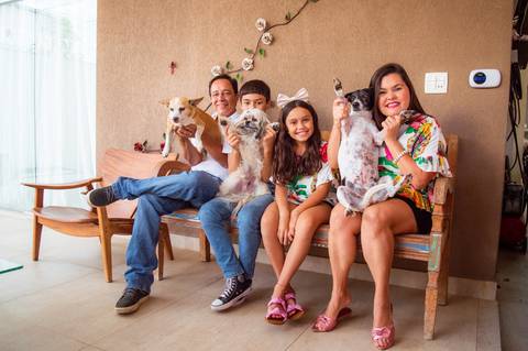 Ensaio fotográfico família pet, fotógrafo de cachorro, fotografia animal, amor por pet, fotógrafo gv, fotógrafo em Governador Valadares MG, Shanti Amaral Fotografia.'