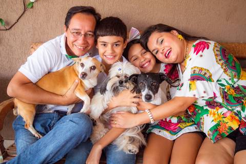 Ensaio fotográfico família pet, fotógrafo de cachorro, fotografia animal, amor por pet, fotógrafo gv, fotógrafo em Governador Valadares MG, Shanti Amaral Fotografia.'