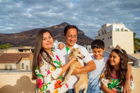 Ensaio fotográfico família pet, fotógrafo de cachorro, fotografia animal, amor por pet, fotógrafo gv, fotógrafo em Governador Valadares MG, Shanti Amaral Fotografia.'