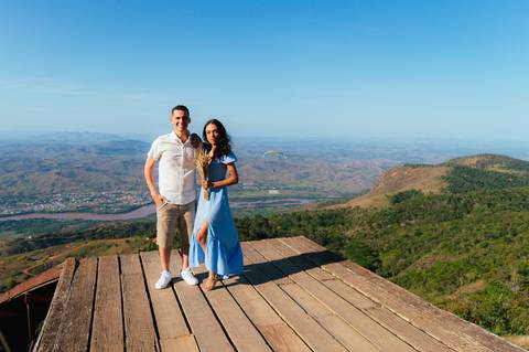 Ensaio fotográfico casal, fotos pré casamento, fotos pre- wedding, ensaio casal externo, fotos casal por do sol, ensaio externo no pico da ibituruna, fotógrafo gv, fotógrafo em Governador Valadares MG, Shanti Amaral Fotografia.'