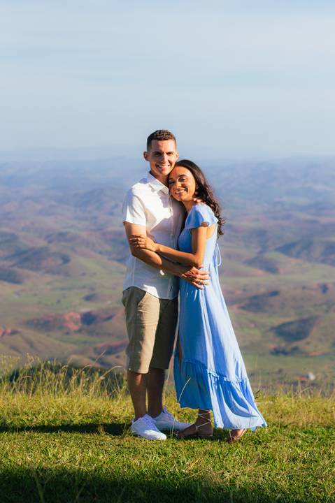 Ensaio fotográfico casal, fotos pré casamento, fotos pre- wedding, ensaio casal externo, fotos casal por do sol, ensaio externo no pico da ibituruna, fotógrafo gv, fotógrafo em Governador Valadares MG, Shanti Amaral Fotografia.'