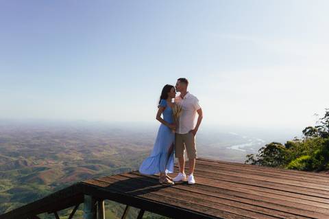 Ensaio fotográfico casal, fotos pré casamento, fotos pre- wedding, ensaio casal externo, fotos casal por do sol, ensaio externo no pico da ibituruna, fotógrafo gv, fotógrafo em Governador Valadares MG, Shanti Amaral Fotografia.'
