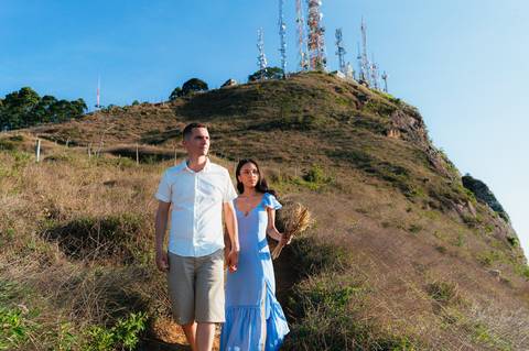 Ensaio fotográfico casal, fotos pré casamento, fotos pre- wedding, ensaio casal externo, fotos casal por do sol, ensaio externo no pico da ibituruna, fotógrafo gv, fotógrafo em Governador Valadares MG, Shanti Amaral Fotografia.'