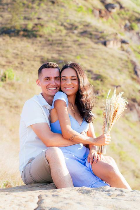 Ensaio fotográfico casal, fotos pré casamento, fotos pre- wedding, ensaio casal externo, fotos casal por do sol, ensaio externo no pico da ibituruna, fotógrafo gv, fotógrafo em Governador Valadares MG, Shanti Amaral Fotografia.'