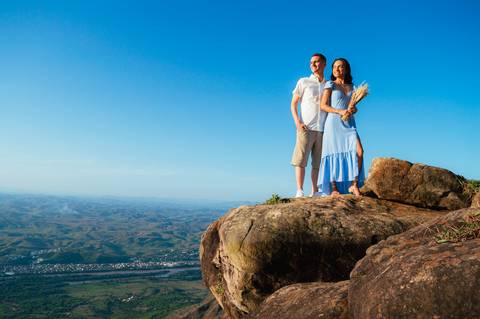 Ensaio fotográfico casal, fotos pré casamento, fotos pre- wedding, ensaio casal externo, fotos casal por do sol, ensaio externo no pico da ibituruna, fotógrafo gv, fotógrafo em Governador Valadares MG, Shanti Amaral Fotografia.'