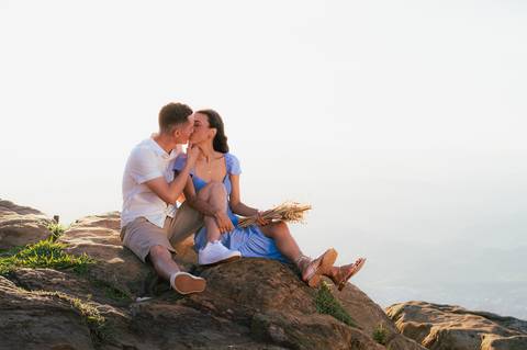 Ensaio fotográfico casal, fotos pré casamento, fotos pre- wedding, ensaio casal externo, fotos casal por do sol, ensaio externo no pico da ibituruna, fotógrafo gv, fotógrafo em Governador Valadares MG, Shanti Amaral Fotografia.'