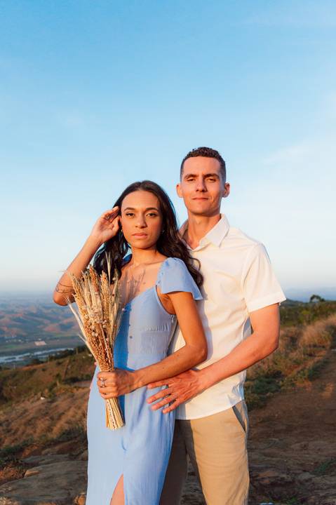 Ensaio fotográfico casal, fotos pré casamento, fotos pre- wedding, ensaio casal externo, fotos casal por do sol, ensaio externo no pico da ibituruna, fotógrafo gv, fotógrafo em Governador Valadares MG, Shanti Amaral Fotografia.'