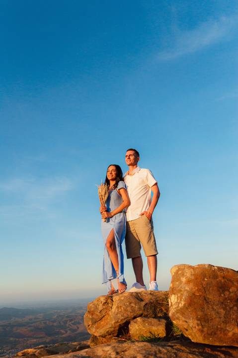 Ensaio fotográfico casal, fotos pré casamento, fotos pre- wedding, ensaio casal externo, fotos casal por do sol, ensaio externo no pico da ibituruna, fotógrafo gv, fotógrafo em Governador Valadares MG, Shanti Amaral Fotografia.'