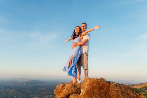 Ensaio fotográfico casal, fotos pré casamento, fotos pre- wedding, ensaio casal externo, fotos casal por do sol, ensaio externo no pico da ibituruna, fotógrafo gv, fotógrafo em Governador Valadares MG, Shanti Amaral Fotografia.'