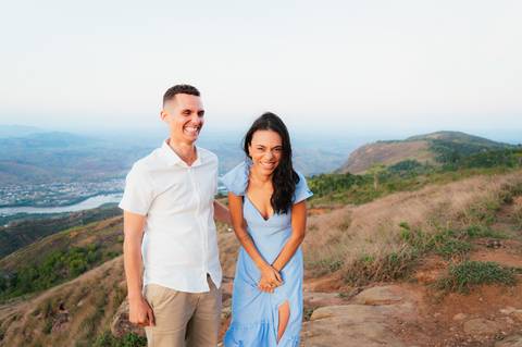 Ensaio fotográfico casal, fotos pré casamento, fotos pre- wedding, ensaio casal externo, fotos casal por do sol, ensaio externo no pico da ibituruna, fotógrafo gv, fotógrafo em Governador Valadares MG, Shanti Amaral Fotografia.'