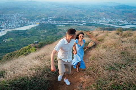 Ensaio fotográfico casal, fotos pré casamento, fotos pre- wedding, ensaio casal externo, fotos casal por do sol, ensaio externo no pico da ibituruna, fotógrafo gv, fotógrafo em Governador Valadares MG, Shanti Amaral Fotografia.'