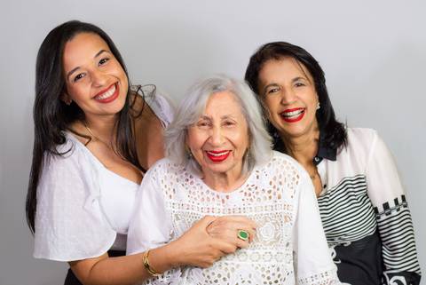 Retratos família, fotógrafo de família, retratos no estúdio, fotógrafo em gv, fotógrafo em governador valadares mg, Shanti Amaral Fotografia.'