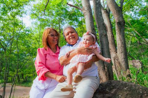 Ensaio fotográfico família, fotógrafo de família, ensaio família na natureza, ensaio fotográfico externo família, fotógrafo gv, fotógrafo em Governador Valadares MG, Shanti Amaral Fotografia.'