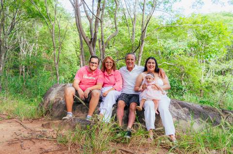 Ensaio fotográfico família, fotógrafo de família, ensaio família na natureza, ensaio fotográfico externo família, fotógrafo gv, fotógrafo em Governador Valadares MG, Shanti Amaral Fotografia.'