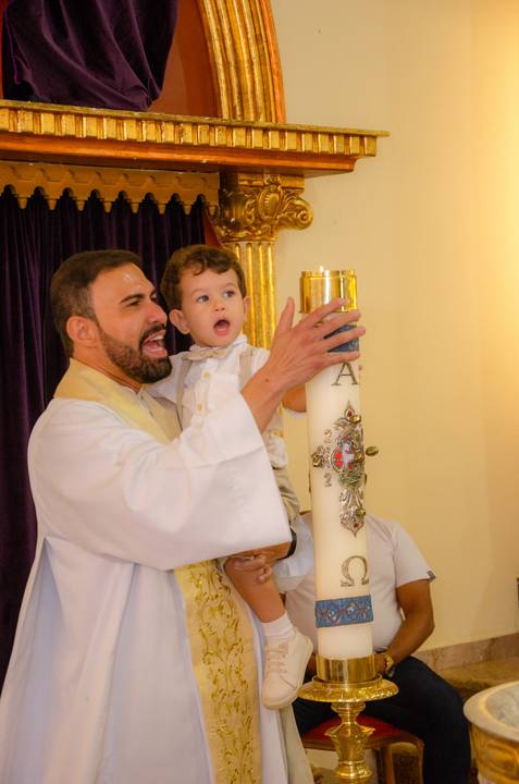 Fotógrafo na Paróquia Nossa Senhora Aparecida, fotografo de batizado católico, fotografo de batismo, batismo na igreja em gv, batismo católico em gv mg, cobertura fotográfica de eventos, foto de eventos, fotógrafo em gv, Shanti Amaral Fotografia.'