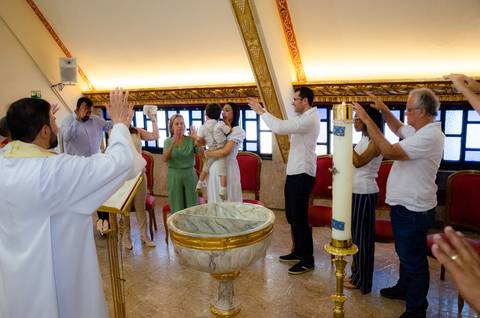 Fotógrafo na Paróquia Nossa Senhora Aparecida, fotografo de batizado católico, fotografo de batismo, batismo na igreja em gv, batismo católico em gv mg, cobertura fotográfica de eventos, foto de eventos, fotógrafo em gv, Shanti Amaral Fotografia.'