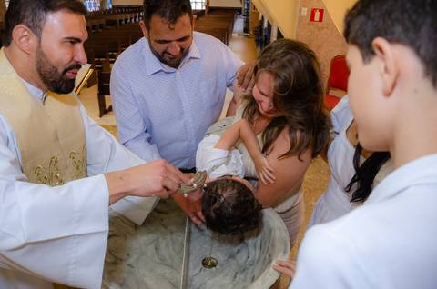 Fotógrafo na Paróquia Nossa Senhora Aparecida, fotografo de batizado católico, fotografo de batismo, batismo na igreja em gv, batismo católico em gv mg, cobertura fotográfica de eventos, foto de eventos, fotógrafo em gv, Shanti Amaral Fotografia.'