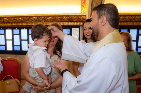 Fotógrafo na Paróquia Nossa Senhora Aparecida, fotografo de batizado católico, fotografo de batismo, batismo na igreja em gv, batismo católico em gv mg, cobertura fotográfica de eventos, foto de eventos, fotógrafo em gv, Shanti Amaral Fotografia.'
