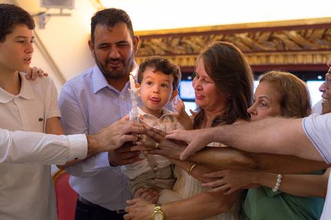 Fotógrafo na Paróquia Nossa Senhora Aparecida, fotografo de batizado católico, fotografo de batismo, batismo na igreja em gv, batismo católico em gv mg, cobertura fotográfica de eventos, foto de eventos, fotógrafo em gv, Shanti Amaral Fotografia.'
