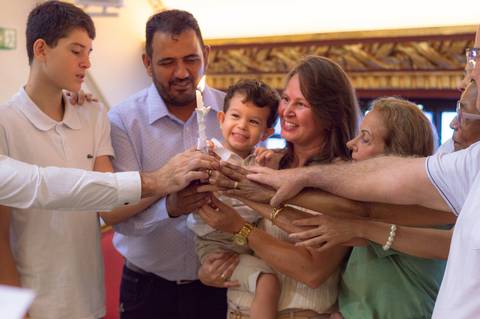 Fotógrafo na Paróquia Nossa Senhora Aparecida, fotografo de batizado católico, fotografo de batismo, batismo na igreja em gv, batismo católico em gv mg, cobertura fotográfica de eventos, foto de eventos, fotógrafo em gv, Shanti Amaral Fotografia.'