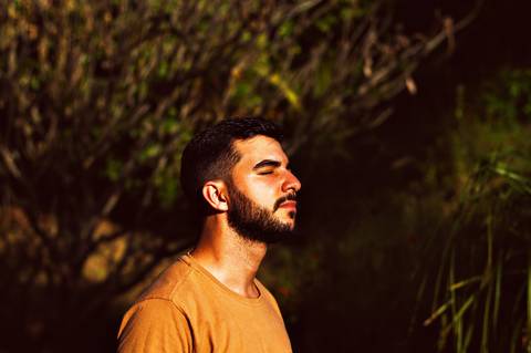 Ensaio masculino externo com livros e violão Agência Cricaré'