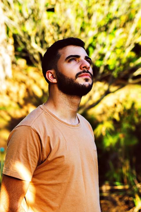 Ensaio masculino externo com livros e violão Agência Cricaré'