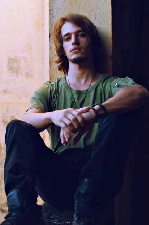 Ensaio fotográfico masculino, ensaio urbano masculino em gv, ensaio lugar abandonado, fotógrafo em gv, fotógrafo em Governador Valadares MG, Shanti Amaral Fotografia '