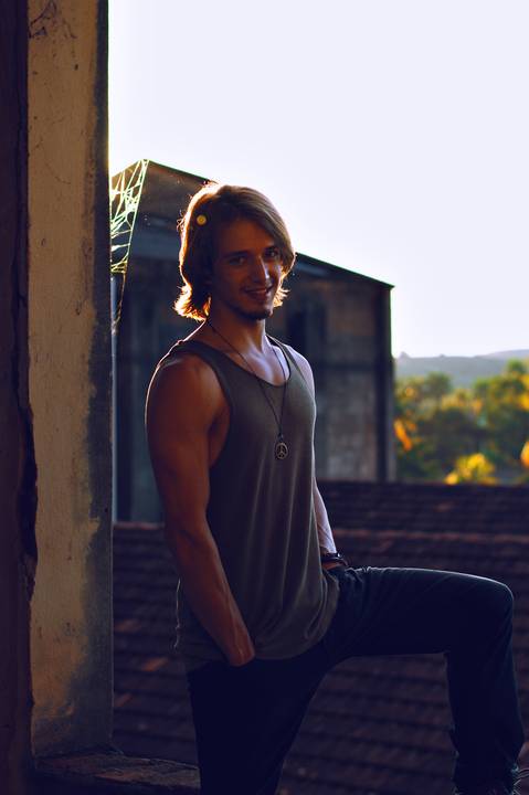 Ensaio fotográfico masculino, ensaio urbano masculino em gv, ensaio lugar abandonado, fotógrafo em gv, fotógrafo em Governador Valadares MG, Shanti Amaral Fotografia '